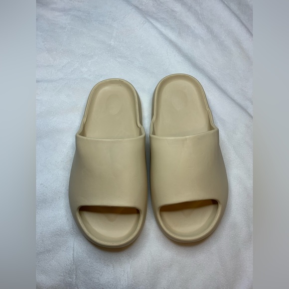 Unisex Pillow Slide Slippers - Picture 8 of 10